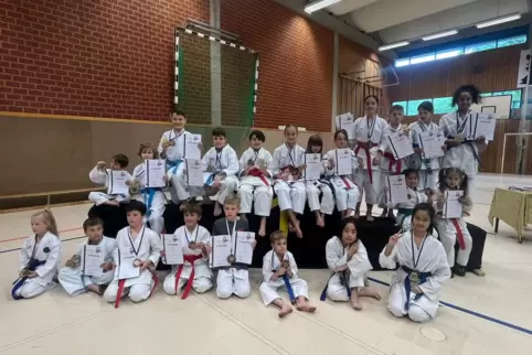 Die Budokan-Karatekas, die in den Einzel- und Teamwettbewerben Medaillen gesammelt haben.