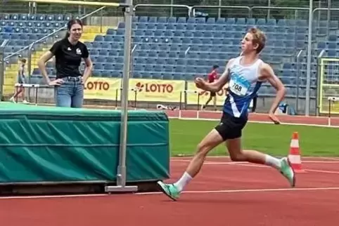 Mehrkämpfer Anton Seitz springt 1,84 Meter hoch. 