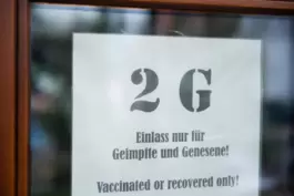 Gar nicht so lange her: Corona-Schild am Eingang eines Berliner Restaurants im November 2021. 