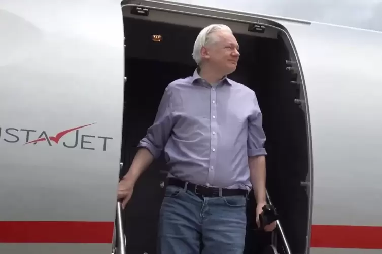 Wieder in Freiheit: Julian Assange beim Zwischenstopp in Bangkok. 