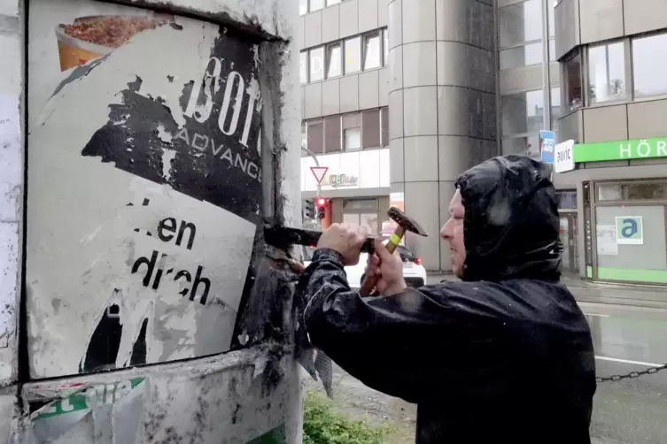 Im Mai hat Erik Sturm, im strömenden Regen, einen Block aus der Litfaßsäule am Pfaffplatz gesägt. Jetzt werden die Plakate einze