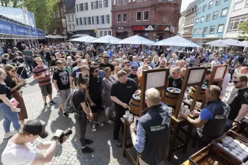 Im Vorjahr war auf dem Platz vor der Stiftskirche schon beim Fassbieranstich viel los.