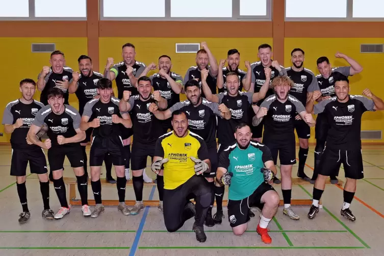 Großer Jubel über die gewonnene Meisterschaft und Vorfreude auf die Spiele in der A-Klasse herrscht beim TuS Friedelsheim mit Tr