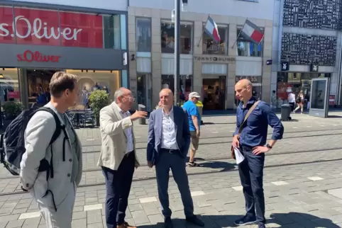 Besuch aus Berlin: OB Christian Specht (Zweiter von links) führt Staatssekretär Rolf Bösinger (Zweiter von rechts) durch die Cit