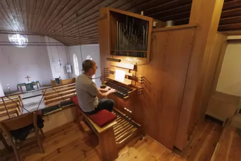 Thomas Ruf, Vorsitzender des Fördervereins Turmhahn, hat schonmal probeweise auf der sanierten Orgel in der evangelischen Kirche