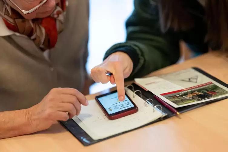 Mehr als nur ein Telefon: Die Brulljesmacher erklären den Umgang mit Apps und Co. 