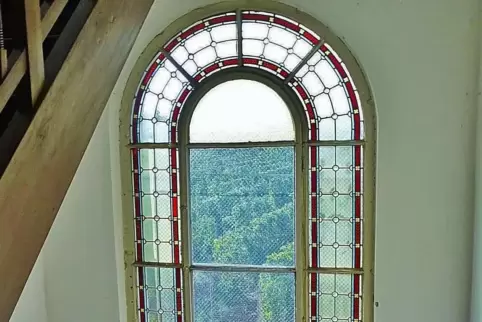Blick auf die Weinberge durch das Fenster des Weinguts Winkels-Herding in Dackenheim.