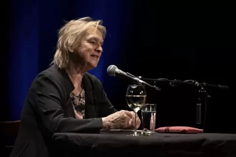 Erfrischend und witzig: Elke Heidenreich im rappelvollen Tollhaus.