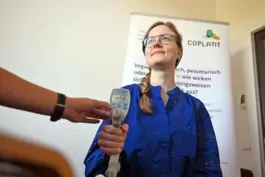 Probandin Lea Böckstiegel beim Kräftetest mit dem Hand-Dynamometer in Karlsruhe.