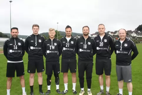 Trainingsauftakt des Bezirksligisten FC Rodalben (von links): Trainer Daniel Wafzig, die Neuzugänge Max Eichenlaub und Jan Ohle 