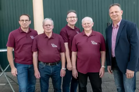 Dirk Schneider vom Musikkreis Donnersberg (rechts) zeichnete Adolf Krauß und Ludwig Keller (50 Jahre), sowie Thomas Stüber und F