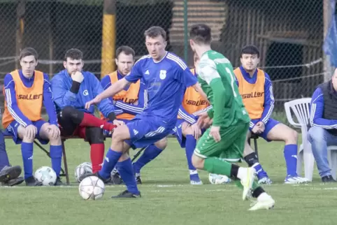  Der ballführende Silas Schlemmer, Spielertrainer des TuS Finkenbach/Waldgrehweiler, kann auf eine makellose Saison seines Teams