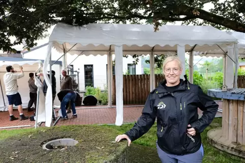 Dietrichingens Ortsbürgermeisterin Ulrike Vogelgesang hilft beim Aufbau des Dorffestes, bei dem zum zweiten mal kein Gottesdiens