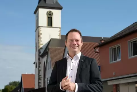 Vor der Kirche St. Gangolf in Dudenhofen: Pfarrer Jens Henning, der den Gottesdienst leiten wird. 