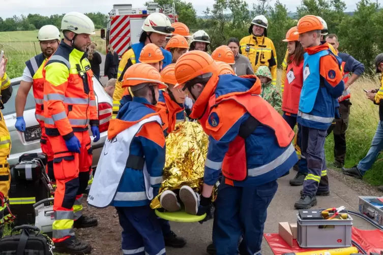 Beim Berufsfeuerwehrtag der Jugendfeuerwehr Steinbach wurde die Rettung einer verletzten Person geübt.