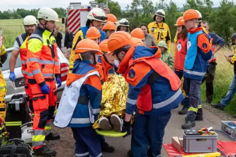 Beim Berufsfeuerwehrtag der Jugendfeuerwehr Steinbach wurde die Rettung einer verletzten Person geübt.