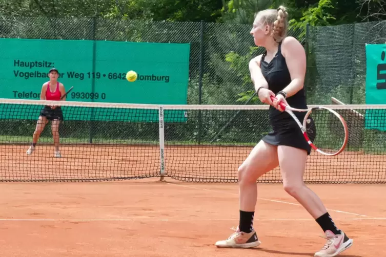 Die 17-jährige Caroline Georgi (rechts) vom TC Rieschweiler-Mühlbach in ihrem Match gegen Elena Bouquet vom TC Althornbach. Am E