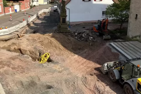 Inzwischen fertig: die Baustelle vor der Kirche. Am Samstag wird der umgestaltete Platz beim Festakt wieder freigegeben.