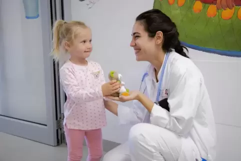 In der „Teddy-Klinik“ im Dynamikum kümmert sich das Team vom Städtischen Krankenhaus um kranke Stofftiere – und deren kleine Bes