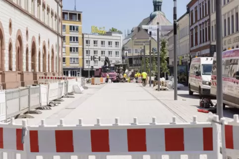 Die Arbeiten in der Fruchthallstraße sind fast beendet. An der Ost- und Nordseite wird in den kommenden Tagen noch Asphalt aufge