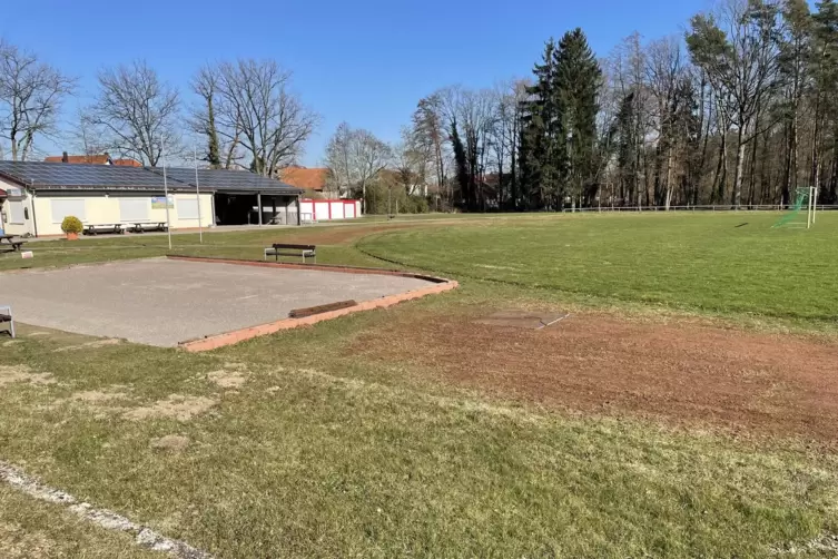 DieSportanlage Schaidt samt Aschebahn und Bouleplatz. 