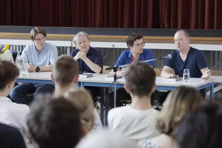 Spannende Gespräche: Schülersprecher Daniel Schröder, Moderator Morphy Burkhart, Jeremias Thiel und Christian Baron.