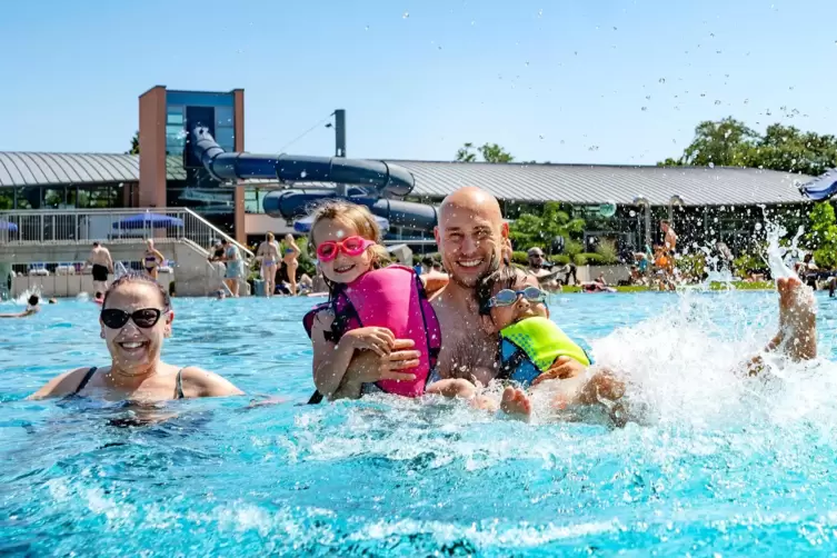 Optimales Schwimmbadwetter: Groß und Klein im Bademaxx-Becken. 