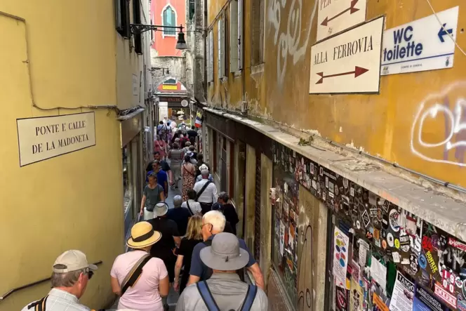 Besucher drängen sich in der »Calle de la Madoneta« in Venedig