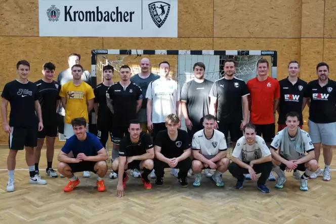 Die neu formierte 1. Mannschaft von Regionalligist TuS 04 Dansenberg startete am vorigen Montag in die Vorbereitung zur Saison 2