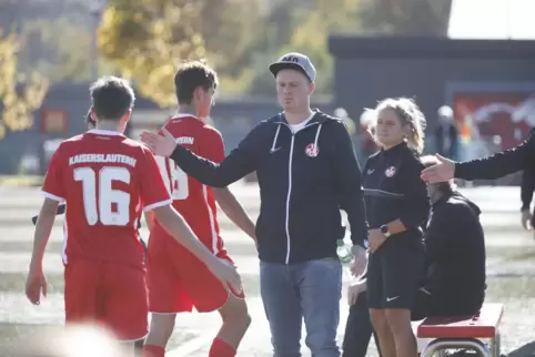 Für Trainer Dennis Will (Dritter von links) endet die Zeit beim FCK. 