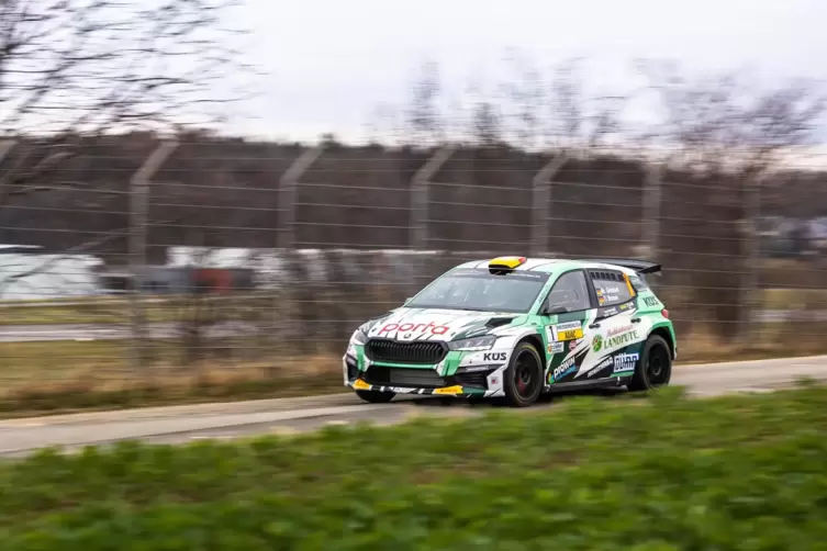 Marijan Griebel aus Hahnweiler und Tobias Braun aus Maikammer in ihrem Skoda Fabia RS Rally 2, in dem sie bei der Saarland-Pfalz