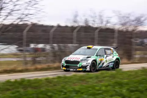 Marijan Griebel aus Hahnweiler und Tobias Braun aus Maikammer in ihrem Skoda Fabia RS Rally 2, in dem sie bei der Saarland-Pfalz