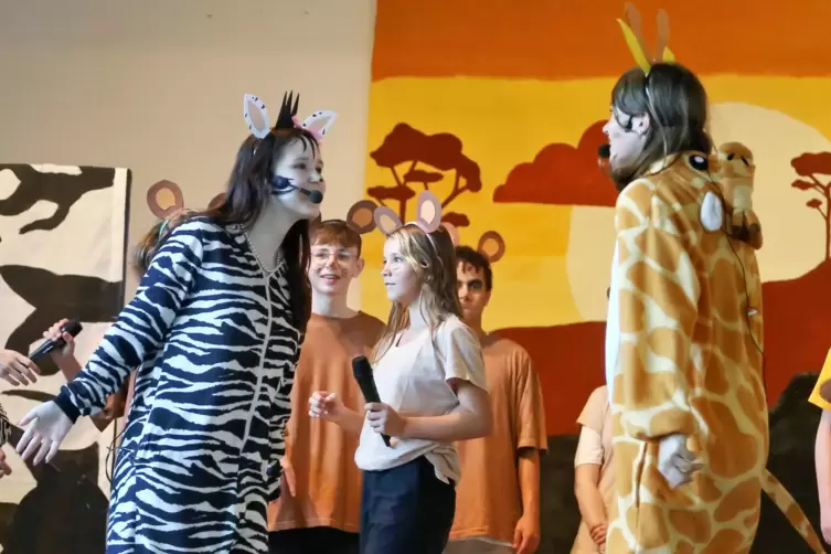In den Hauptrollen der Musical-AG spielten Maria Schall das Zebra- und Lilly Christina Linke das Giraffenkind.