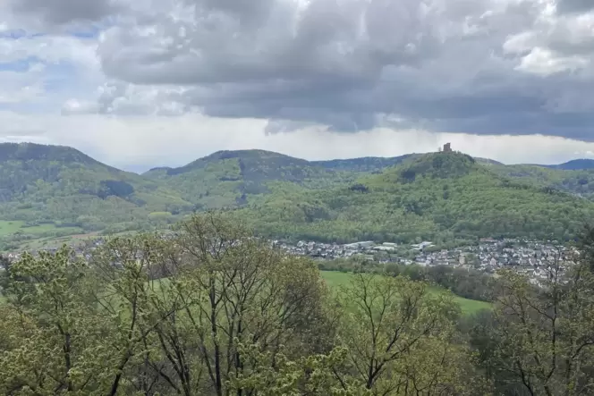 Eine der schönsten Aussichten auf die Burg Trifels.