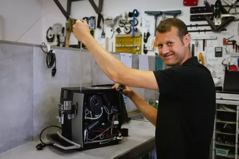 Einer von vielen Experten in der Seidel-Werkstatt: Benjamin Wolff repariert einen Kaffeevollautomaten.