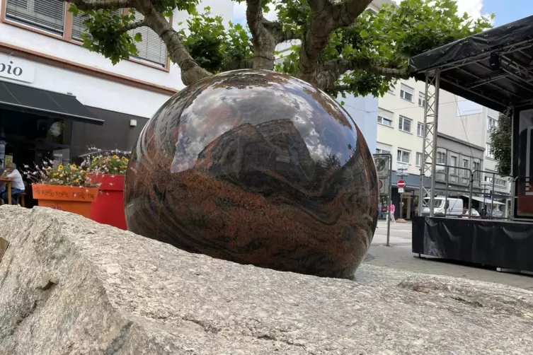 Der Riesenbrunnen in der Innenstadt wird auch Kugelbrunnen genannt.