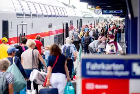 Teurere Tickets und weniger Fernzüge könnten die Folgen von einer höheren Schienenmaut sein. 