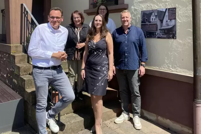 Bürgermeister Matthias Schardt mit Hausärztin Isabell Dellis, Ortsbürgermeister Christian Schwab und Elke Kessler und Carolin Gu