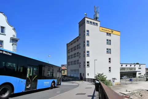 Prägt das Stadtbild: die Hauptpost, hier die Ansicht von der Zwockelsbrücke.