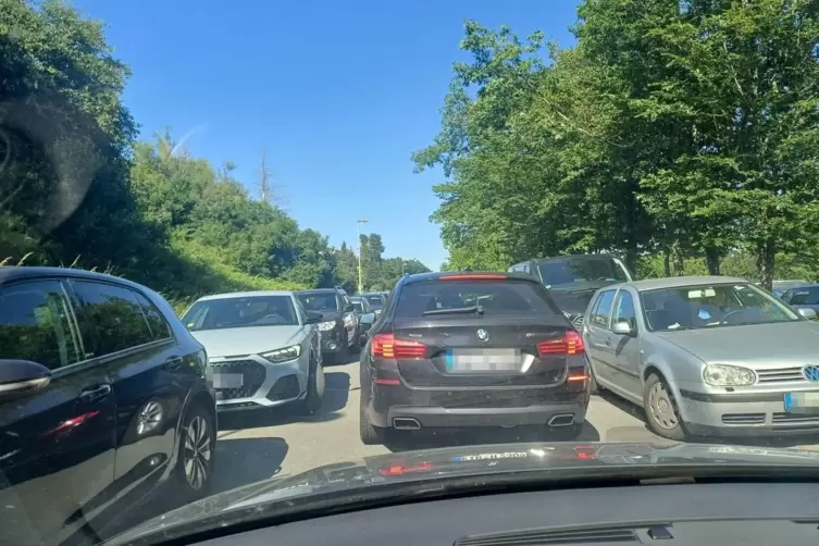 Wildes Rangieren zwischen den geparkten Autos: Um ein Chaos wie am Dienstag zu verhindern, wird in Winnweiler jetzt hart durchge
