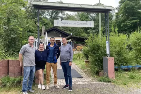 Hoffen auf eine gute Zukunft für das Vogelhaus: (von links) Pächter Cedric Bruch, Ivana Manarin und Ezequiel Manarin und Vogelsc