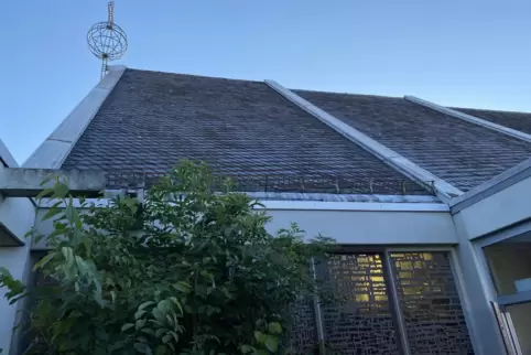 54 Jahre alt: die Haßlocher Pauluskirche, Blick auf die Ostseite mit der Mosaikwand.