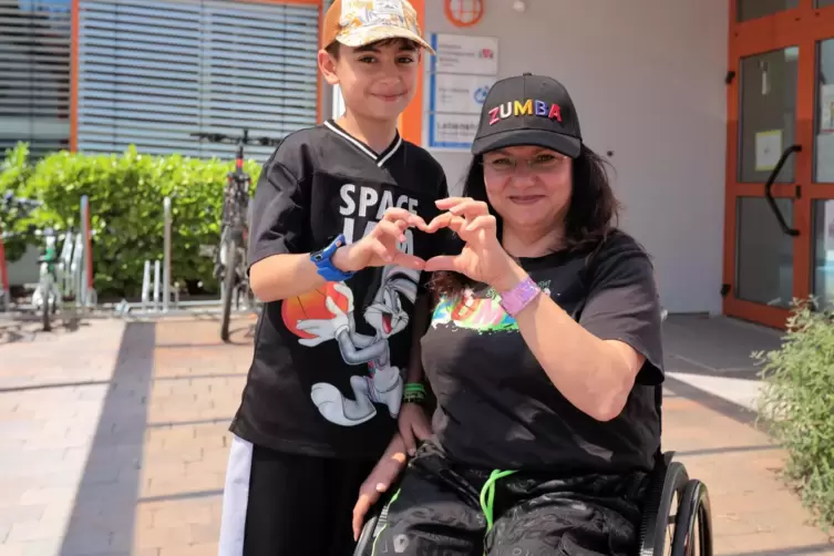 Hat Rollstuhl-Zumba 2018 in Düsseldorf kennengelernt: Trainerin Emine Gündüz-Domanski mit ihrem Sohn Adem. 