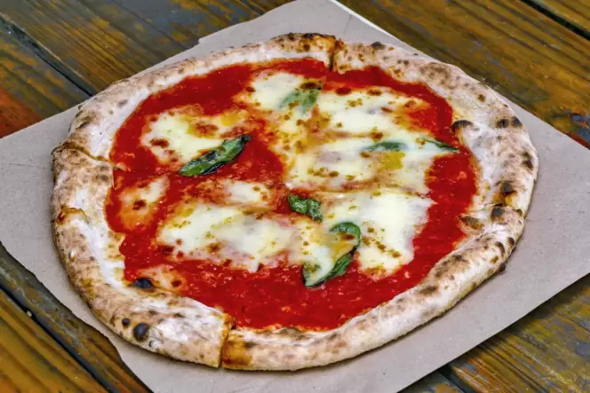 Eine klassische Margherita: Auf die Königin der Pizzen dürfen nur Tomaten, Mozzarella und Basilikum.