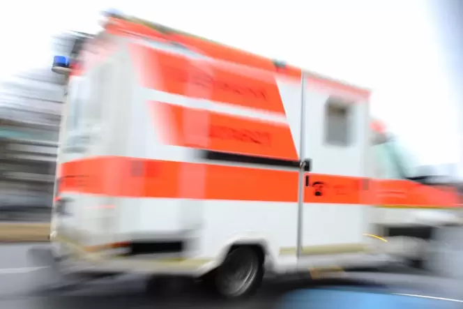 Ein Rettungswagen brachte die 56-jährige Autofahrerin ins Krankenhaus.
