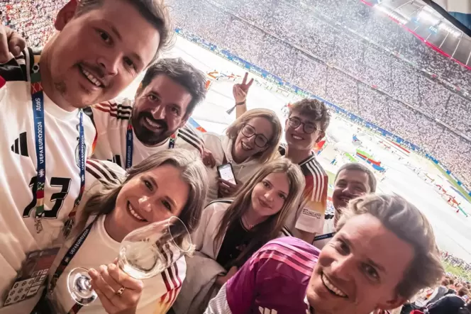 Das Team vom Weingut Schneider verbindet zur Zeit Wein mit Fussball und ist in ganz Deutschland unterwegs.