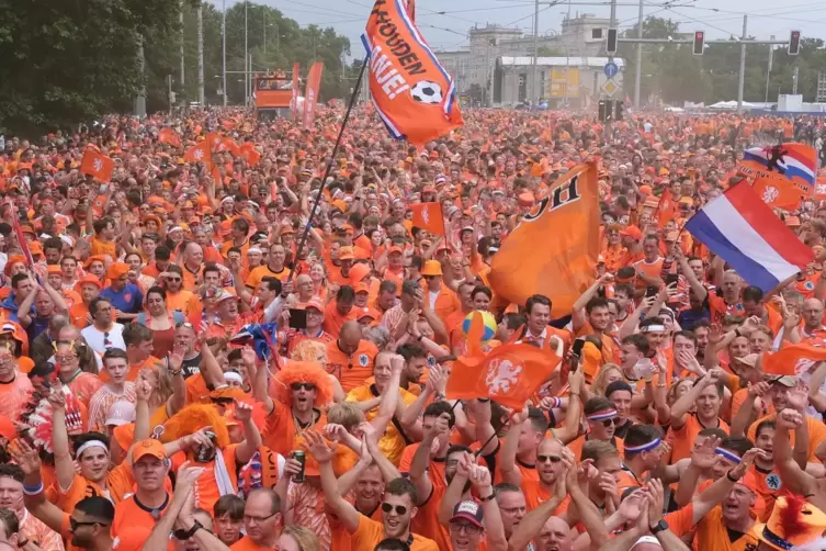 Die niederländischen Fans erobern die deutschen Städte. 
