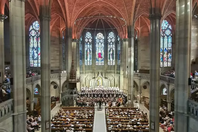 Die Speyerer Gedächtniskirche stellt die Bühne und die festliche Atmosphäre für die sinfonischen Ecksteine des Programms.
