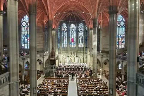 Die Speyerer Gedächtniskirche stellt die Bühne und die festliche Atmosphäre für die sinfonischen Ecksteine des Programms. 