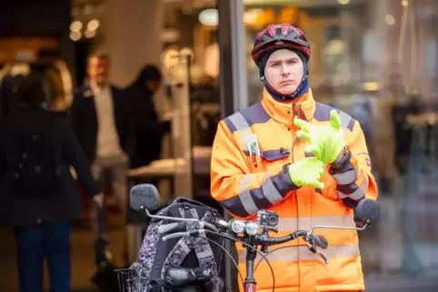 Niclas Matthei, alias der Anzeigenhauptmeister, streift durch die Straßen Deutschlands, um Parksünder ausfindig zu machen.